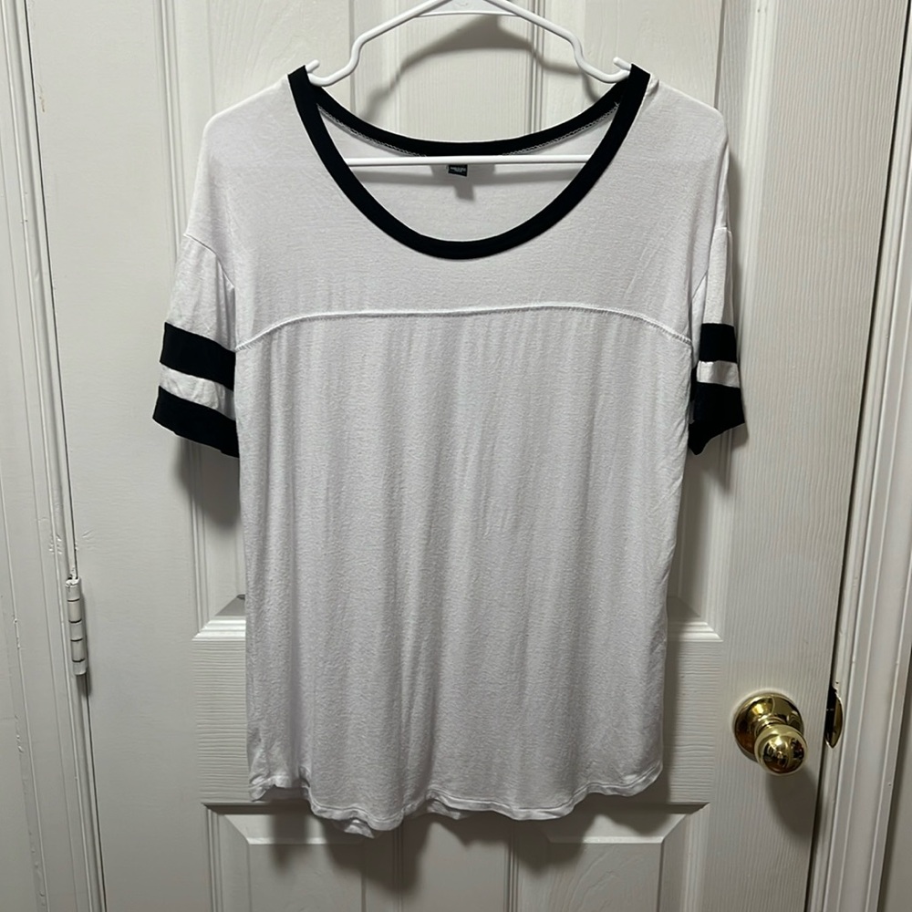 American Eagle Black and White Short Sleeve Tshirt